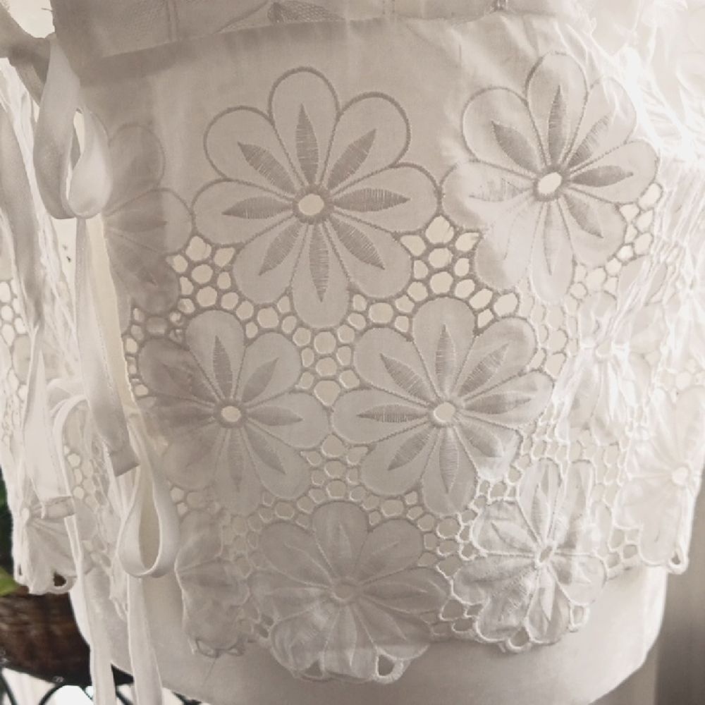 Chic White Floral Lace Blouse - Picture 4 of 13